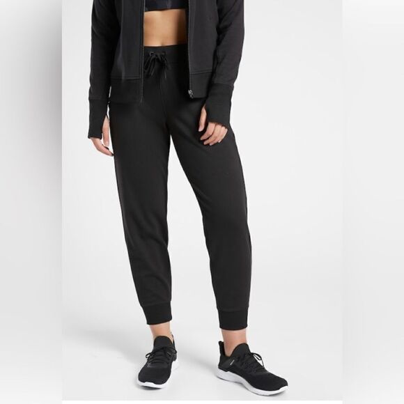 NWT Athleta Triumph Jogger Small/TP/G. pockets. Black inseam 29”
